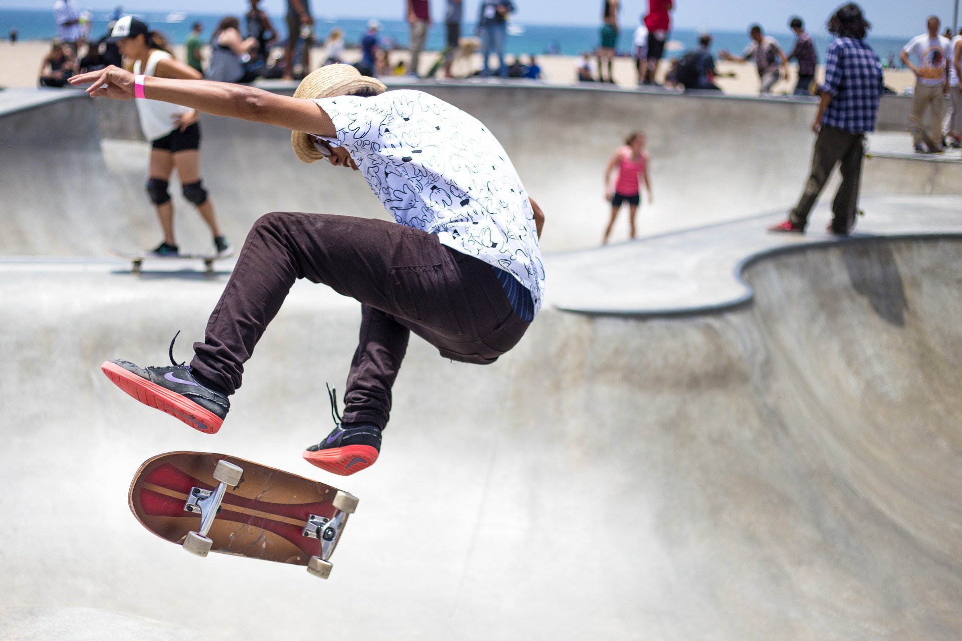 Mit einem Skateboard kannst du tolle Tricks einstudieren und problemlos lange Strecken fahren.